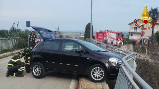 Loreto - Auto finisce contro la balaustra di un ponte: intervento dei vigili del fuoco
